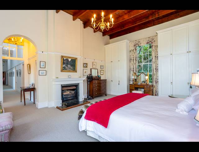 5 BEDROOM FREESTANDING TO LET IN CONSTANTIA